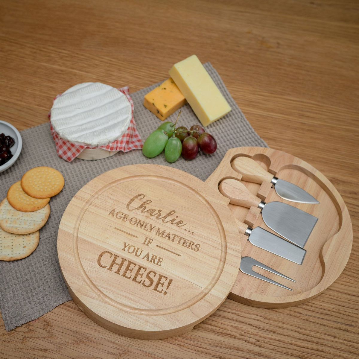 &#39;L&#39;âge n&#39;a d&#39;importance que si vous êtes un fromage&#39; Ensemble de planche et de couteaux