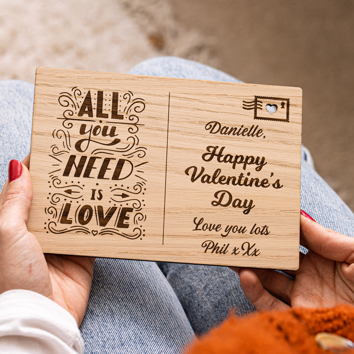 Carte postale en bois de la Saint-Valentin &quot;Tout ce dont vous avez besoin, c&#39;est de l&#39;amour&quot;